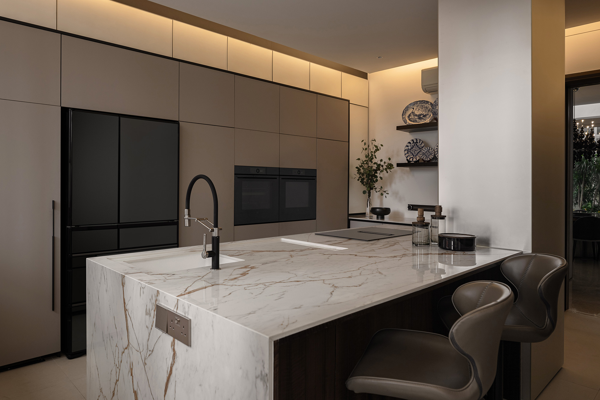 Image of Casa Fernandez Linear Design 4 in Dekton Kelya: high-end elegance and professional performance at the service of a chef’s kitchen - Cosentino