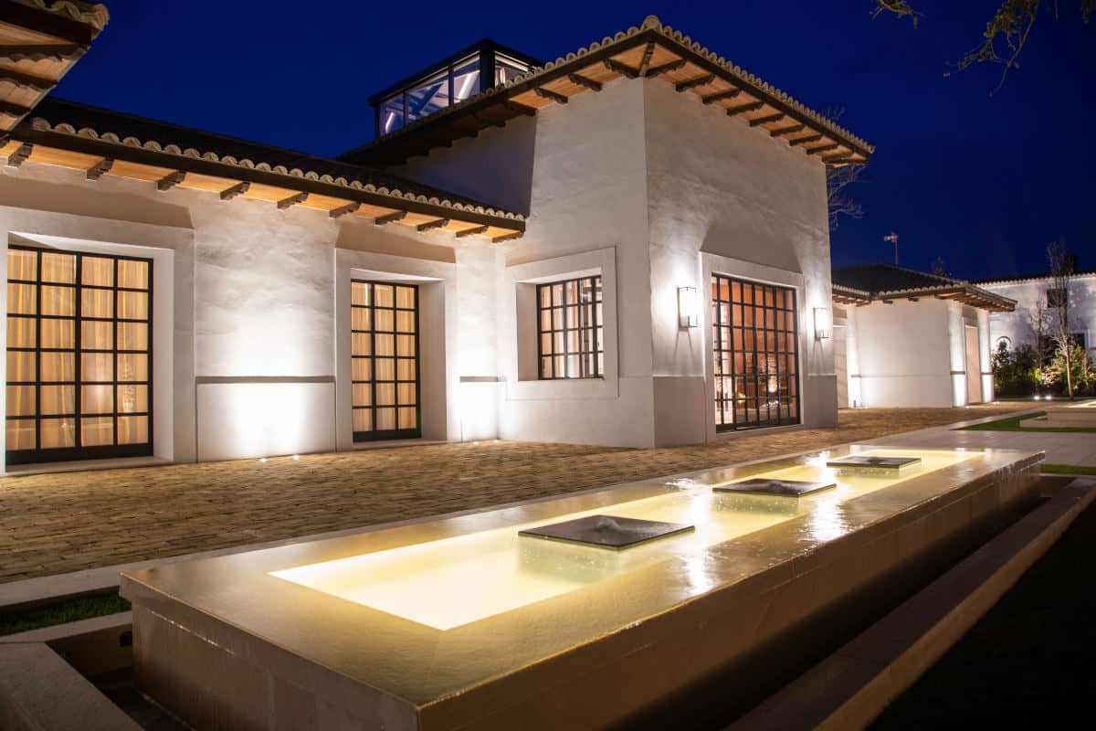 Image of 01 03 Exteriore nocturnos 0006 in A beautifully designed country house with a traditional essence - Cosentino