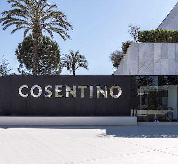 Image of Entrada HQ Cosentino 1 2 1 in Cosentino-gruppen oppnår en omsetning på € 984,5 millioner i 2018, med en rekord-EBITDA på € 143 millioner. - Cosentino