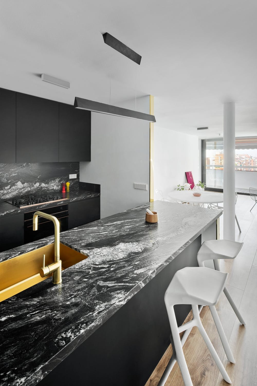 Image number 34 of the current section of Connected spaces creating an open and brilliant home in Cosentino Canada