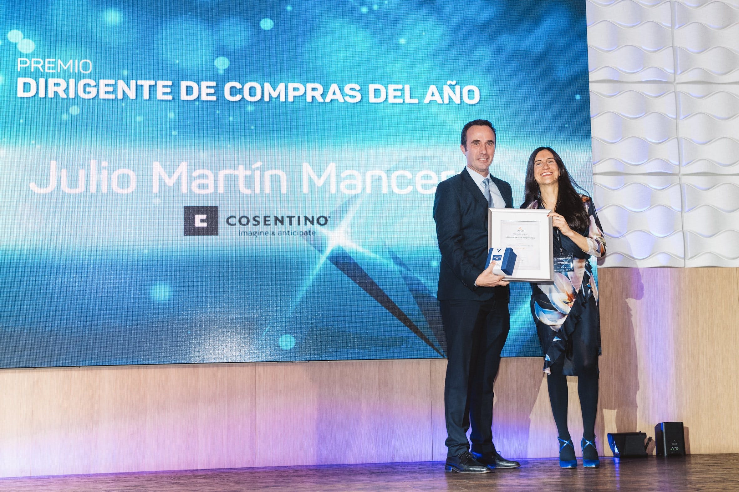 Image 34 of Premio Aerce Mejor Directivo Julio Martin 1 in Cosentino shines in the X Edition of the "El Diamante de la Compra" Awards - Cosentino