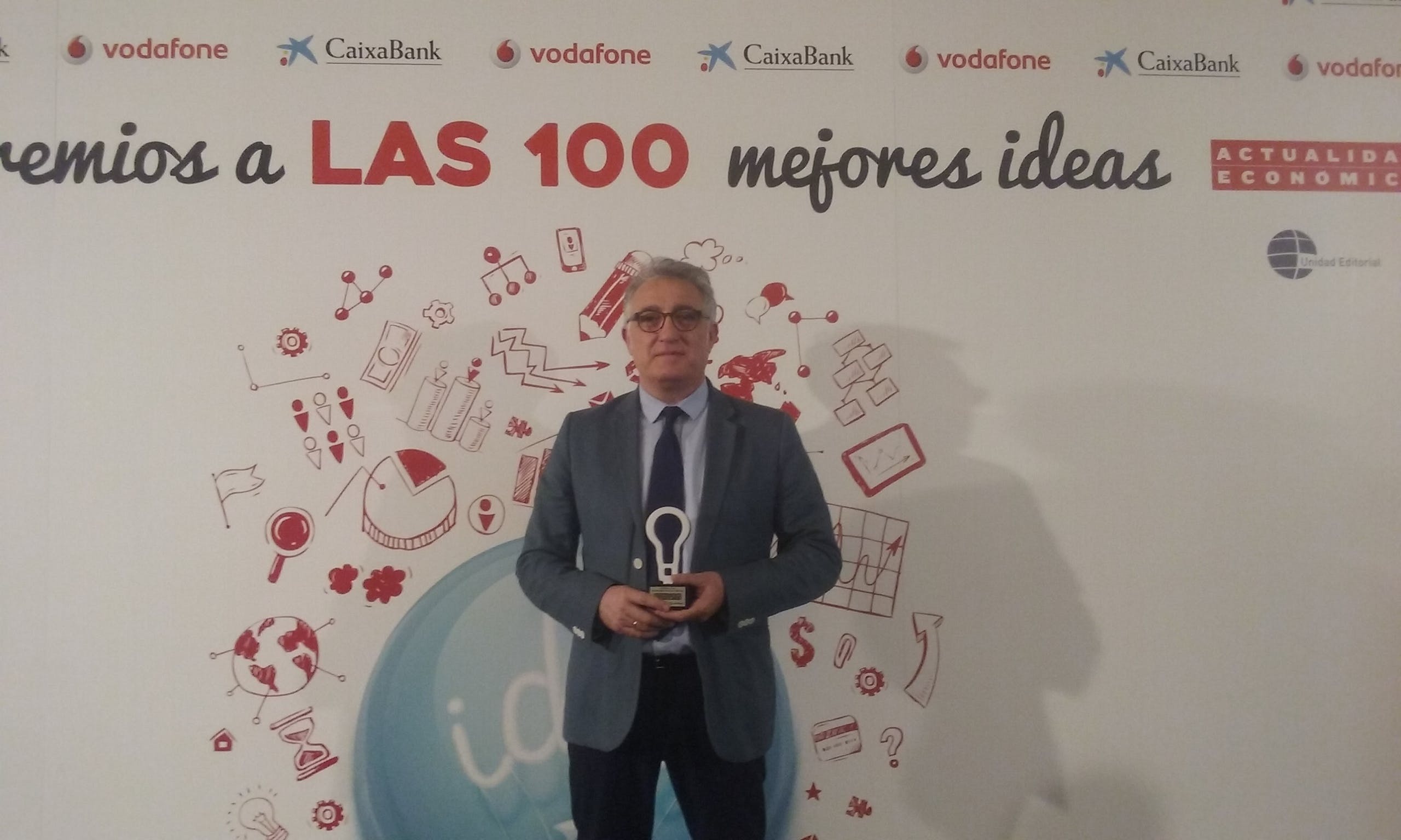 Image 33 of jose luis calleja recoge premio a las 100 mejores ideas cosentino 1 3 in Dekton® XGloss, among The 100 Best Business Ideas of 2016 by the magazine Actualidad Económica - Cosentino