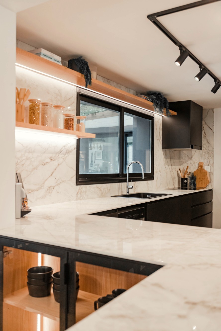 Image 34 of 2 4 in Kitchen and dining room merged by a precise design - Cosentino